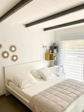 Chambre indépendante avec terrasse privée et piscine